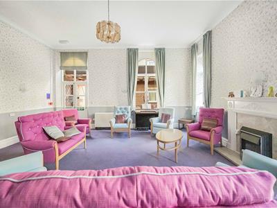 Lounge & Dining Area